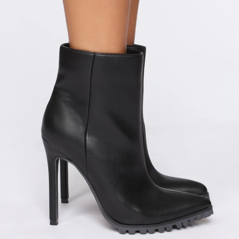 Fashion Nova black booties size 8